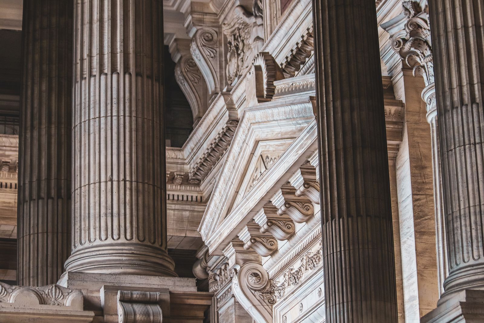 Detalle arquitectónico de columnas de un edificio institucional clásico