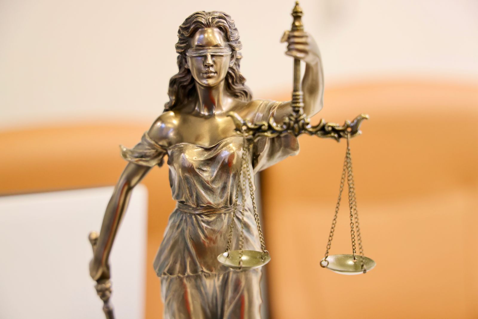 Estatua clásica de la justicia con los ojos vendados y una balanza